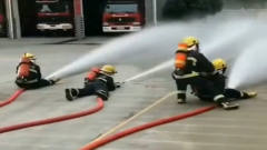 消防大演习，不听话的水管因为压力大而变成搞