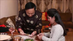 老外在中国：非洲小哥和中国聋哑大叔学习包饺