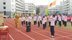 初二7班校运会入场仪式，网红熊搞笑登场