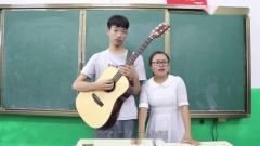 音乐老师弹吉他学生唱歌，学生唱的一个比一个