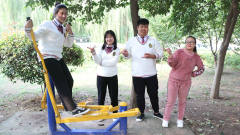 老师带学生去公园游玩，结果老师自己玩的比学