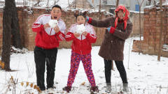 搞笑童年：小时候最喜欢下雪，我和哥哥一起吃