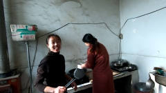 老公不在家，小叶子和嫂子烙大饼吃，边做边夸