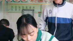 美女在饭馆里吃饭，被一位小伙子捉弄，美女最