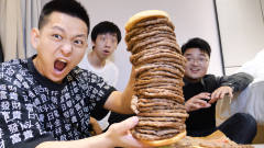 挑战五十层肉饼的巨型汉堡！三个吃播能够挑战