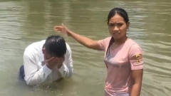 缅甸美女太彪悍，差点把老公按到水里，结局真