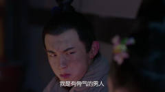 杨严想表示自己有骨气，却又不舍得扔掉猪肘子