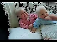 胖嘟嘟的双胞胎笑翻了 -搞笑视频