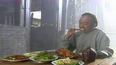 和珅在厨房吃着好酒好肉，结果竟让两位大人吃