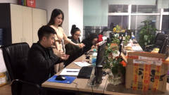 办公室小野：收到恶搞礼物气炸，23岁女同事在办