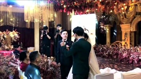最搞笑的婚礼现场，主持人用各种方法为难新娘