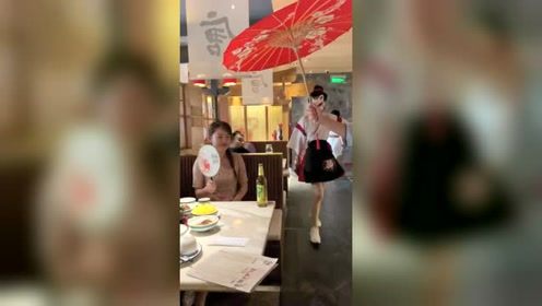 日常趣事：小姐姐笑的真开心