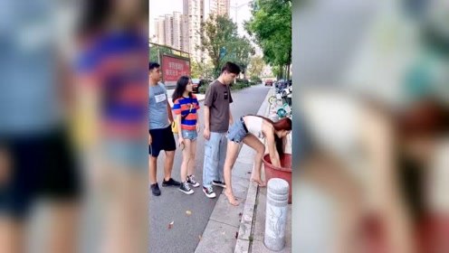 美女以为小伙是插队，想出套路恶搞人家时，结