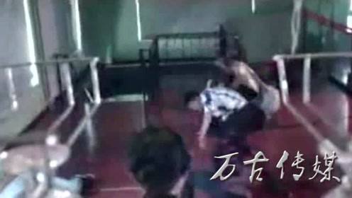 郑云搞笑视频：MMA格斗王被武林大师踩在脚下的
