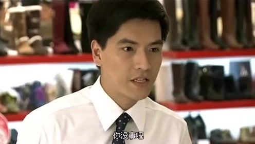 小伙想进电梯美女想出去，一不小心把美女裙子