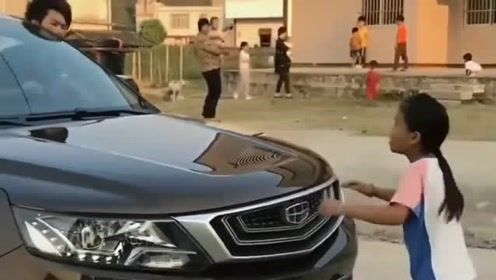 农村小妹没见过豪车，连上车都不会，这个视频
