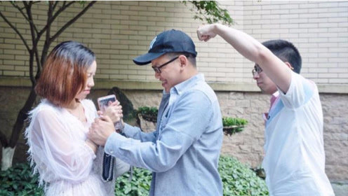 美女路遇流氓，被好心小伙救下后，万万没想到