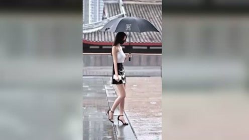 这是什么神仙操作？美女打伞经过小伙撕布恶搞