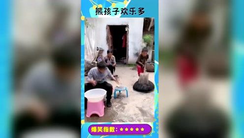 俩熊孩子太调皮，恶搞**花样多，等着挨揍吧