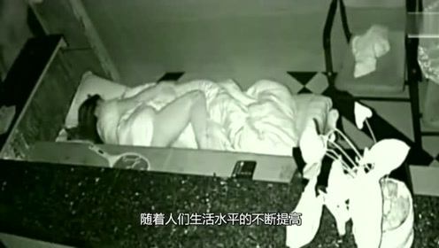 单身美女深夜正在店里休息，监控记录荒唐一幕