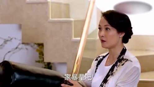 老妈家暴打女儿，不料女儿竟轻松闪躲打中老爸