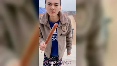 夫妻如此恶搞不怕离婚？美女将芦苇棒做成香肠