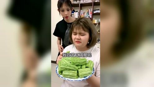 女人的嘴骗人的鬼！美女恶搞小姨子怂恿其吃苦