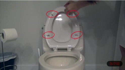 男女朋友恶搞视频：女子为了纠正男朋友上厕所