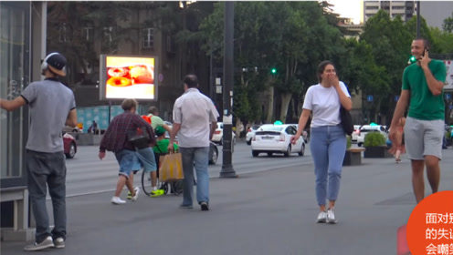 国外恶搞：故意露出丑态给美女看，美女的反应