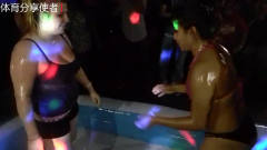 墨西哥女子夜店摔角，场边看客疯狂扔钱打赏，