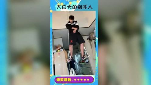 小伙恶搞假装上吊，车友吓到原地爆炸，太搞笑