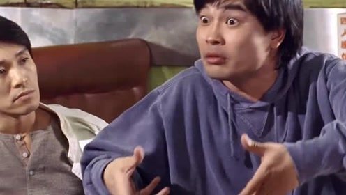 男子给大家讲笑话，大家笑的正开心，原来是男