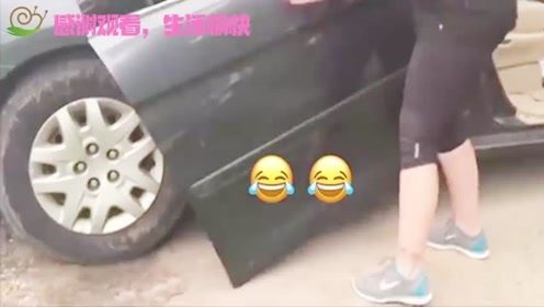 美女也无奈了，关个车门，车门竟然掉了