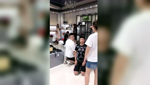 女友一声叫吼，附近的男人都跪下了，看来男人