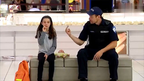 爆笑恶搞：警察竟抢小女孩棒棒糖？现场美女看