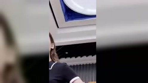 虽然美女的身材很完美，但后面的大哥才是亮点