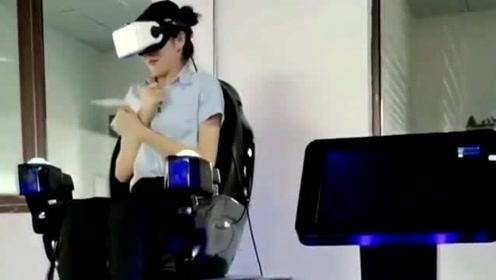 美女在店里体验VR眼镜，戴上之后的反应，简直不