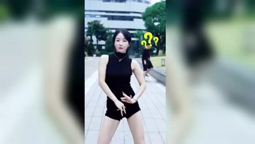 这是不是你们在街上看到美女时的样子？