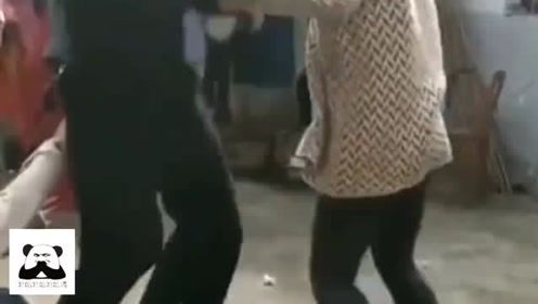 搞笑配音：后面的美女还穿着裙子呢，也不帮忙