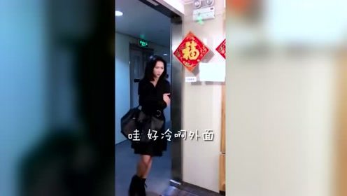 没想到美女包里还能装下这个，敢这么惹小姐姐