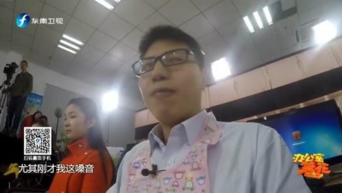 金发美女上音乐课被“学生”恶搞，旁边“同学