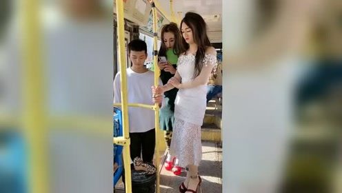 一美女公交车恶搞，这也太主动了，美女不觉得