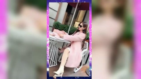 街拍：成熟的小姐姐一身粉红装格外好看，让人