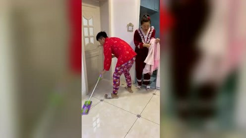 姐夫打扫卫生小姑子看见后这样恶搞他，太搞笑