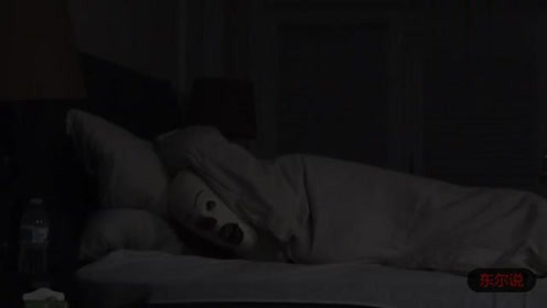 国外恶搞视频：女朋友在睡觉，一通电话把她吓