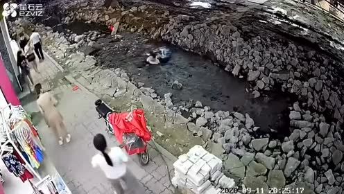 #每日搞笑精选#低头族走路掉臭水g，第一反应就
