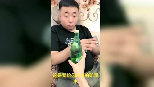 整蛊他人娱乐自己，美女灌自来水谎称30元一瓶恶