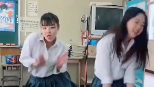 日本女高中生：美女表演舞蹈，左边的你是来搞