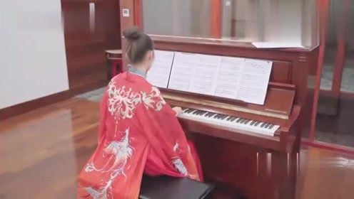 吉娜一身唯美汉服弹奏，西游记的主题曲，画面