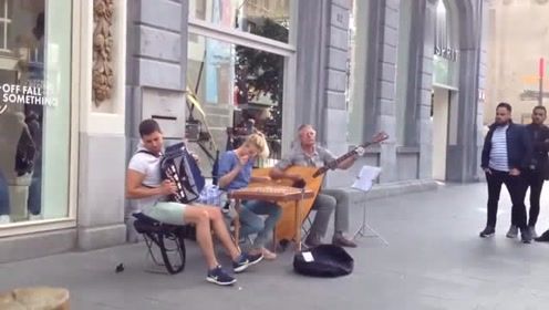 三个外国人用乐器弹奏出《西游记》经典曲目，